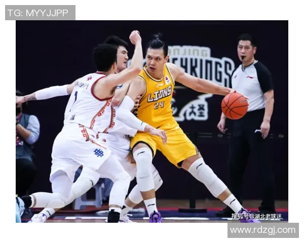 上海足球队在选拔赛积分榜中以51分稳居第一位置展现强劲实力 上海足球队在选拔赛积分榜中以51分稳居第一位置展现强劲实力