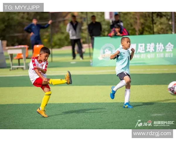 新疆小孩足球明星展现精彩动作视频引领青少年运动热潮 新疆小孩足球明星展现精彩动作视频引领青少年运动热潮